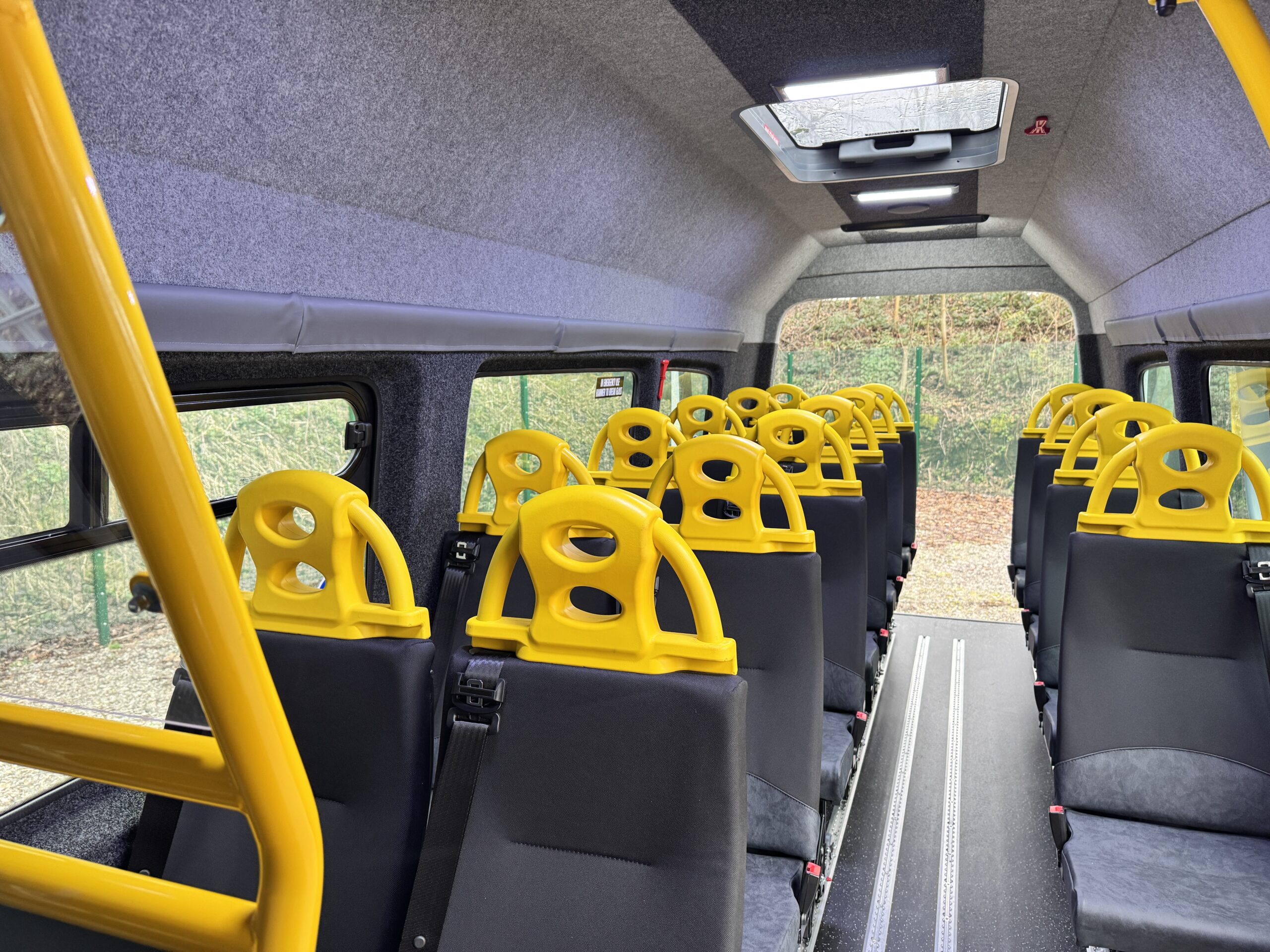 Volkswagen Crafter minibus - Image 9