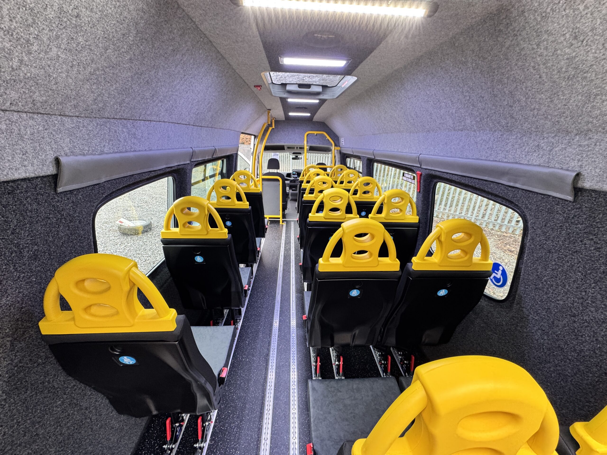 Volkswagen Crafter minibus - Image 11